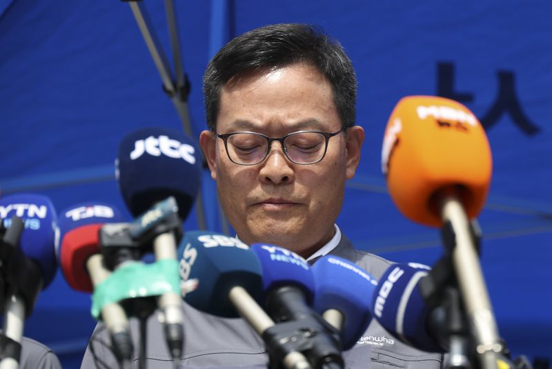 손재일 한화에어로스페이스 대표이사가 1일 오후 대전 유성구 한화에어로스페이스 대전사업장 앞에서 브리핑을 마치고 침통한 표정을 짓고 있다. 뉴시스
