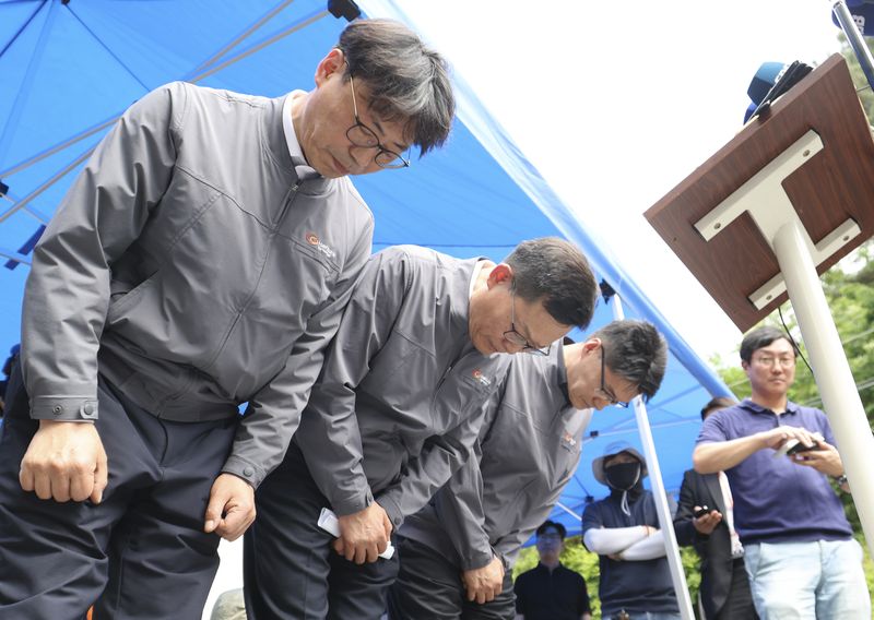 손재일(가운데) 한화에어로스페이스 대표이사와 임직원들이 1일 오후 대전 유성구 한화에어로스페이스 대전사업장 앞에서 폭발사고 관련 브리핑을 마치고 고개를 숙이고 있다. 뉴시스 제공