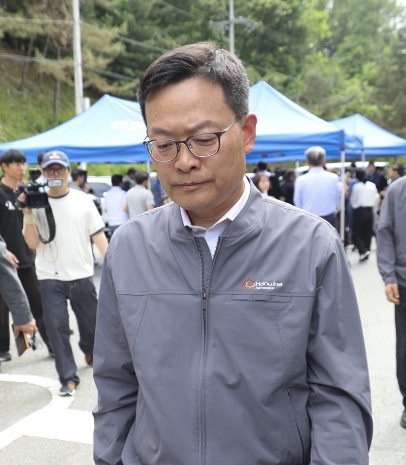 손재일 한화에어로스페이스 대표이사가 1일 오후 대전 유성구 한화에어로스페이스 대전사업장 앞에서 폭발사고 관련 브리핑을 마치고 사업장 안으로 들어가고 있다. 뉴시스 제공