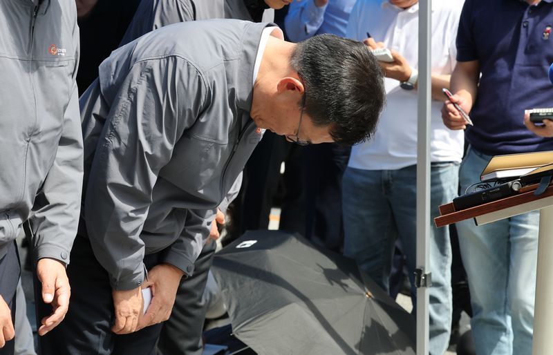 손재일 한화에어로스페이스 대표이사가 1일 대전 유성구 외삼동 한화에어로스페이스 대전사업장 화재로 7명의 사상자가 발생한 사고 관련 사과를 하고 있다. 뉴스1 제공