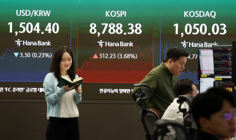 코스피가 전 거래일(8476.15)보다 312.23포인트(3.68%) 오른 8788.38에 장을 마감한 1일 오후 서울 중구 하나은행 딜링룸 전광판에 지수가 표시되고 있다.뉴시스