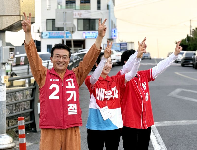 고기철 국민의힘 서귀포시 국회의원 보궐선거 후보가 가족들과 거리 인사를 하고 있다. 고 후보는 6월 2일 오후 7시 서귀포 동문로터리에서 마지막 총력집중유세를 열고 막판 지지를 호소할 예정이다. /사진=고기철 후보 캠프 제공
