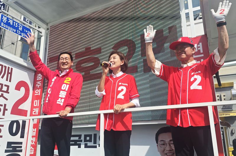 [충주=뉴시스] 이병찬 기자 = 국민의힘 나경원 의원이 1일 충북 충주공용버스터미널 앞에서 이동석 충주시장 후보 지지를 호소하고 있다. 오른쪽은 이종배(충주) 의원. (사진=이 후보 제공) 2026.06.01. photo@newsis.com *재판매 및 DB 금지