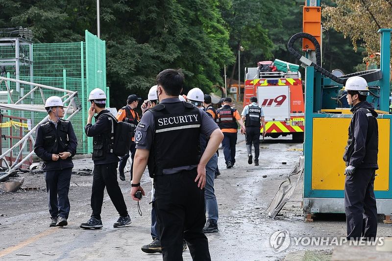 사고 수습 한창인 한화에어로 폭발사고 현장 (출처=연합뉴스)