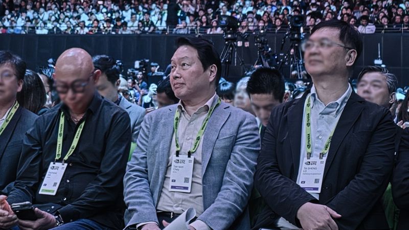 1일 대만 타이베이에서 열린 'GTC 타이베이 2026'에서 최태원 SK그룹 회장(가운데)이 젠슨 황 엔비디아 CEO의 기조연설을 참관하고 있다. SK하이닉스 제공