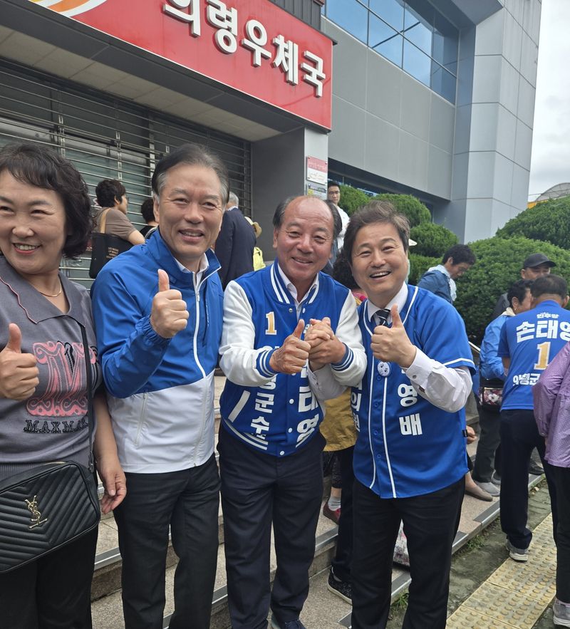 [의령=뉴시스] 더불어민주당 손태영(가운데) 경남 의령군수 후보.(사진=손태영 의령군수 후보 제공) 2026.05.23. photo@newsis.com *재판매 및 DB 금지