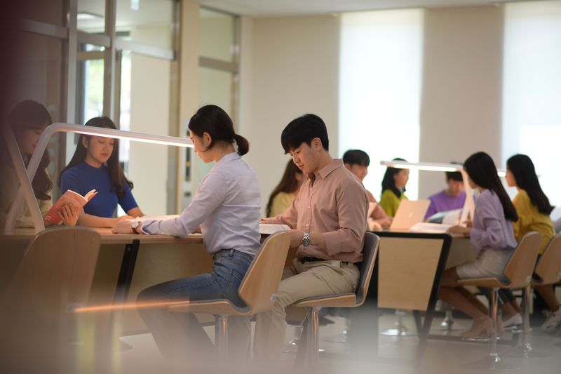 제주대학교 학생들이 교내 학습공간에서 공부하고 있다. 제주대는 전공과 관계없이 모든 학생이 인공지능(AI)을 이해하고 활용할 수 있도록 교양교육과 전공교육을 연계한 AI 융합교육 체계를 강화한다. 제주대학교 제공