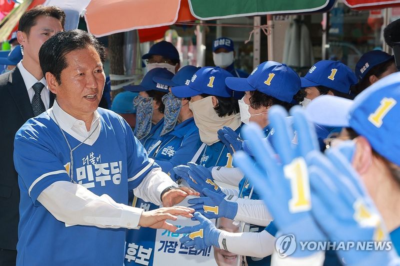 충북 영동군민 만나는 민주당 정청래 총괄상임선대위원장 (출처=연합뉴스)
