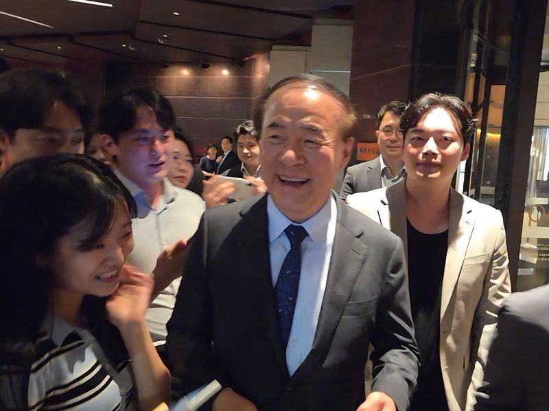 전영현 삼성전자 디바이스솔루션(DS) 부문장(부회장)이 1일 서울 중구 신라호텔에서 열린 '2026 삼성호암상 시상식'을 마치고 귀가하고 있다. 연합뉴스