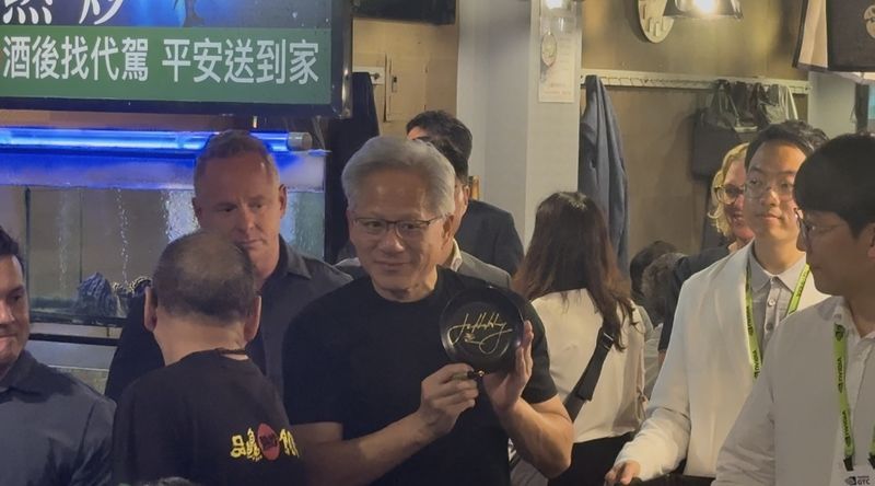 젠슨 황 엔비디아 최고경영자(CEO)는 1일(현지시간) 오후 대만 타이베이 현지 식당 앞에서 직접 싸인한 그릇을 한국 기자에게 증정하고 있다. 사진=공동 취재