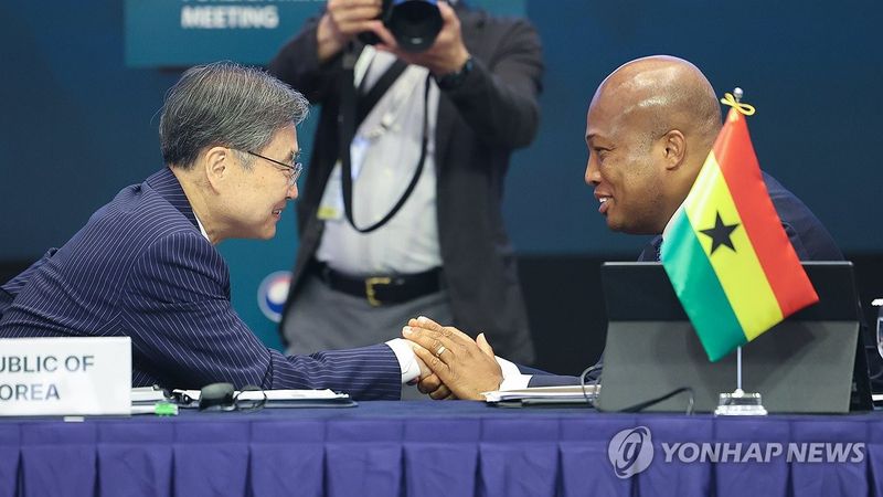 손 맞잡은 한국-가나 외교 장관 (출처=연합뉴스)