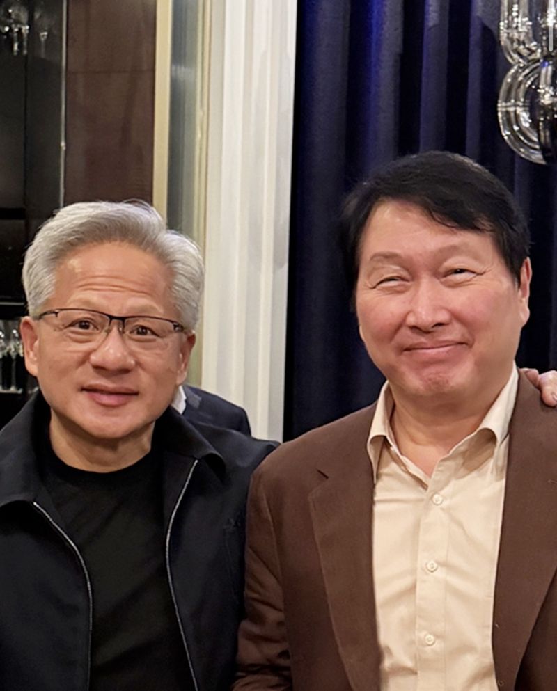 젠슨 황 엔비디아 최고경영자(CEO)과 최태원 SK그룹 회장(오른쪽)이 1일 대만 타이베이에서 별도의 만남을 가졌다. SK하이닉스 SNS 갈무리