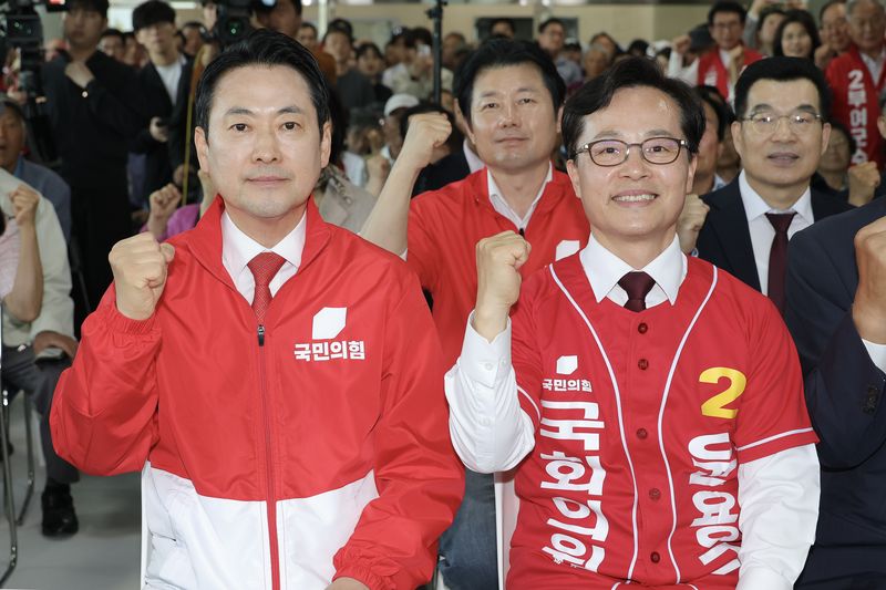 [서울=뉴시스] 조성봉 기자 = 장동혁 국민의힘 대표가 17일 오후 충남 공주시 윤용근 공주·부여·청양 국회의원 보궐선거 후보 선거사무소 개소식에 참석, 윤 후보와 기념촬영을 하고 있다. (사진=국민의힘 제공) 2026.05.17. photo@newsis.com *재판매 및 DB 금지