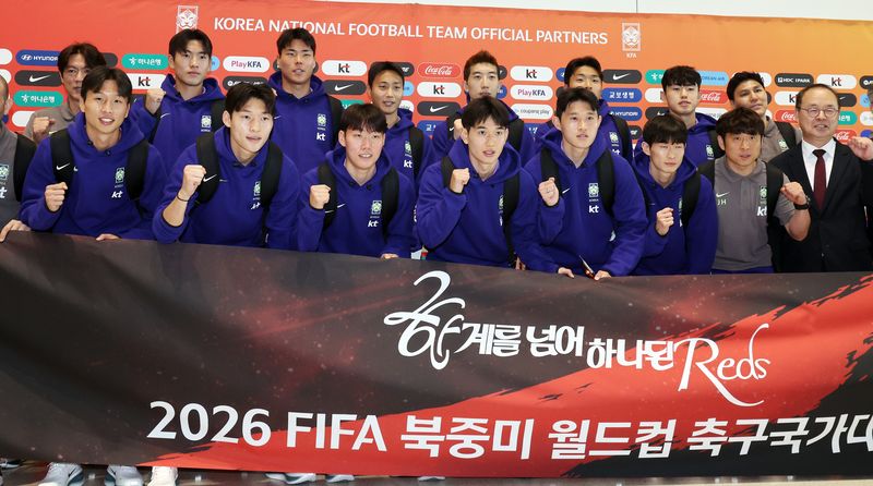 2026 FIFA 북중미 월드컵에 나서는 대한민국 축구 국가대표팀이 18일 오후 인천국제공항 제2터미널에서 사전 캠프가 차려지는 미국 유타주 솔트레이크시티로 출국 전 선전을 다짐하며 파이팅을 외치고 있다. 홍명보 감독이 이끄는 축구대표팀은 2주 동안 솔트레이크시티 사전 훈련캠프에서 고지대 적응 등 최종 담금질에 들어간다.2026.5.18 ⓒ 뉴스1 김진환 기자