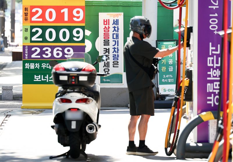 31일 서울 마포구의 한 주유소에 휘발유와 경유 가격이 표시돼 있다. 이날 한국석유공사 유가정보시스템 오피넷에 따르면 5월 넷째 주(24∼28일) 전국 주유소 휘발유 평균 판매가는 지난주보다 L당 0.2원 내린 2011.1원으로 조사됐다. 경유 평균 판매 가격은 전주 대비 L당 0.2원 하락한 2005.7원을 기록했다. 2026.5.31 ⓒ 뉴스1 최지환 기자