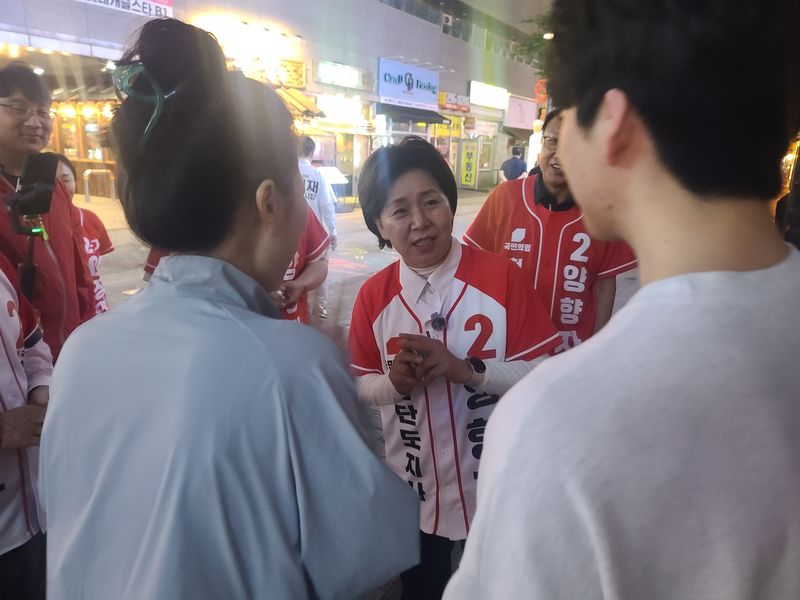 야간 도보 유세 중인 양향자 국민의힘 경기도지사 후보.(양 후보 캠프 제공. 재판매 및 DB금지)