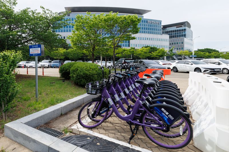 인천국제공항공사가 에너지 절감 및 공항 인근 지역의 교통편의 제고를 위해 공항 주변 공유자전거 서비스를 확대한다. 사진은 정부합동청사 앞에 설치된 '따봉자전거존'. 인천국제공항공사 제공