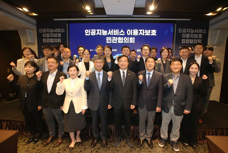 김종철 방송미디어통신위원장(앞줄 오른쪽에서 네번째)이 12일 서울에서 개최된 인공지능서비스 이용자보호 민관협의회 2기 출범식에서 참석자들과 기념촬영을 하고 있다. 2026.05.12 ⓒ 뉴스1 (방미통위 제공)