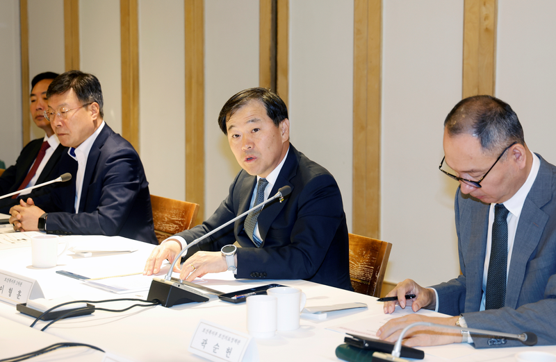이형훈 보건복지부 제2차관(가운데)이 2일 서울 중구 콘퍼런스하우스 달개비에서 열린 '중동전쟁 대응 제10차 보건의약단체 회의'에서 발언하고 있다. 보건복지부 제공