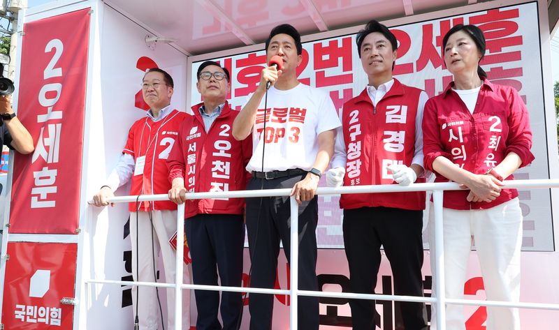 오세훈 국민의힘 서울시장 후보가 2일 오전 서울 용산구 효창공원앞역 인근에서 지지를 호소하고 있다. 뉴시스