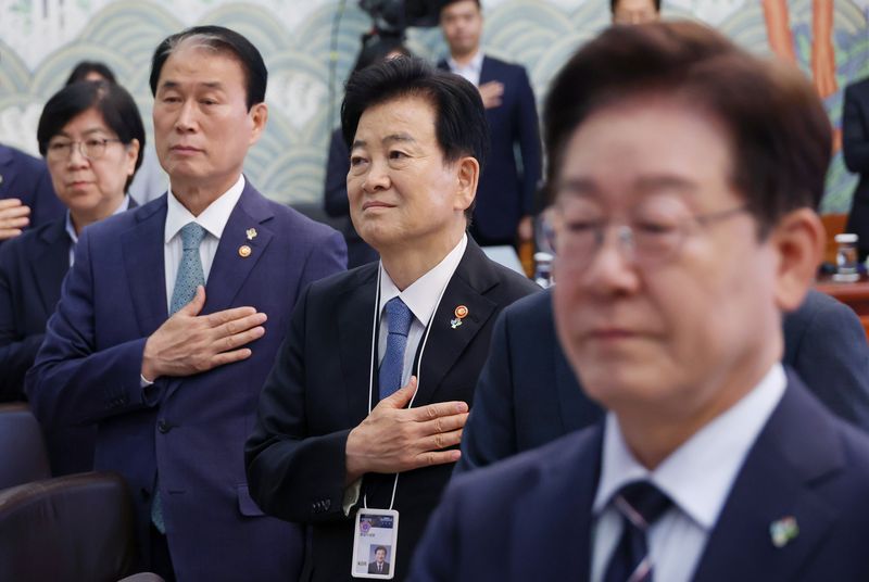 이재명 대통령이 주재한 국무회의 겸 비상경제점검회의에서 정동영 통일부 장관(가운데)이 지난 6월 2일 국민의례를 하고 있다. 연합뉴스