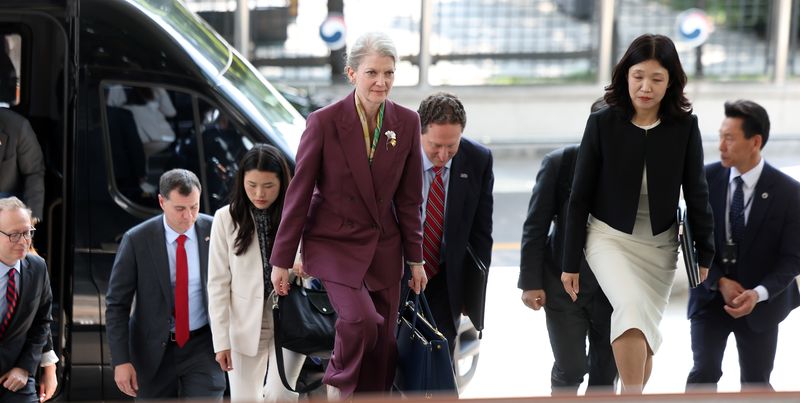 앨리슨 후커 미국 국무부 정무차관이 2일 서울 종로구 외교부에서 열리는 한미 안보합의 이행 회의에 참석하기 위해 청사로 들어서고 있다. 뉴시스