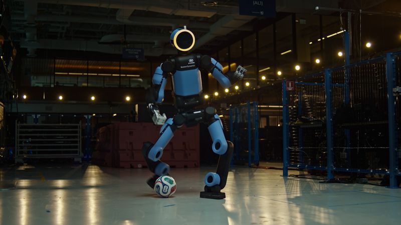 [서울=뉴시스] 현대자동차는 다가오는 'FIFA 월드컵 2026™'의 공식 파트너로서 보스턴다이나믹스의 휴머노이드 로봇 '아틀라스'가 축구 동작 학습을 통해 로보틱스 기술을 고도화해 나가는 과정을 담은 '스쿨 오브 풋볼' 캠페인 영상을 공개했다고 29일 밝혔다. 사진은 훈련 영상에서 아틀라스가 패스 동작을 훈련하는 장면. (사진=현대자동차 제공) 2026.05.29. photo@newsis.com *재판매 및 DB 금지