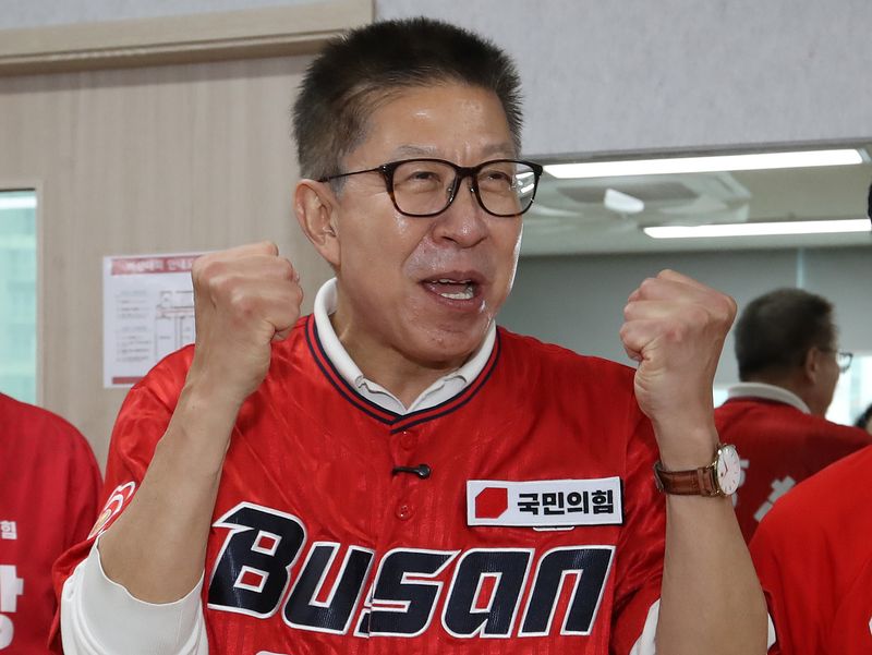 박형준 국민의힘 부산시장 후보가 제9회 전국동시지방선거 및 국회의원 재보궐선거를 하루 앞둔 2일 부산 동래구노인복지관을 찾아 어르신들에게 지지를 호소하고 있다. 뉴스1