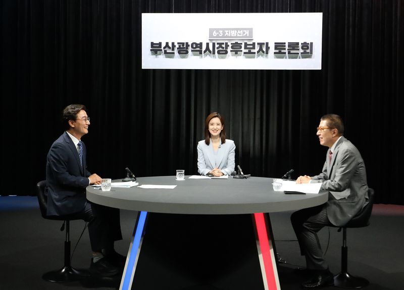 전재수 더불어민주당 부산시장 후보와 박형준 국민의힘 부산시장 후보가 12일 오후 부산 동구 부산MBC에서 열린 6·3 지방선거 부산시장 후보자 토론회에 앞서 리허설을 하고 있다. 2026.5.12 ⓒ 뉴스1 윤일지 기자