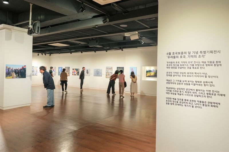 육군은 호국보훈의 달을 맞아 2일부터 오는 30일까지 청남대 기념관에서 '우리들의 호국, 기억의 조각'이라는 주제로 대한민국 호국미술대전 역대 수상작 특별전을 개최한다. 사진은 관람객들이 전시작품을 관람하고 있다. 육군 제공