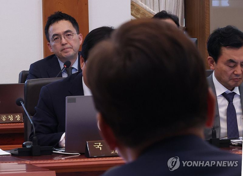 대통령 발언 듣는 구자현 검찰총장 직무대행 (출처=연합뉴스)