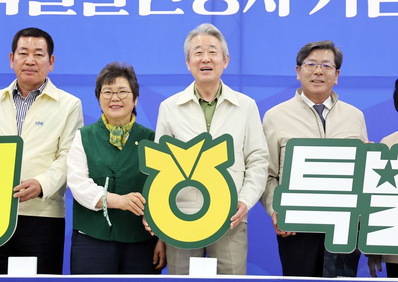 강호동 농협중앙회장(가운데)을 비롯한 참석자들이 22일 서울 서초구 농협하나로마트 양재점에서 열린 '농심! 효심! 동심! (農心! 孝心! 童心!) 특별할인행사' 기념식에서 기념 촬영을 하고 있다. 이번 행사는 가정의 달과 영농 성수기를 맞아 민생 물가 부담을 완화하고 위축된 내수 경기에 활력을 불어넣기 위해 마련됐다. 농협은 설 명절 450억 원, 유류지원 380억 원, 이번 특별할인행사 312억 원 등 총 1,142억 원을 물가 안정과 민생 지원에 집중 투입할 계획이라고 밝혔다. 2026.4.22 ⓒ 뉴스1 김진환 기자