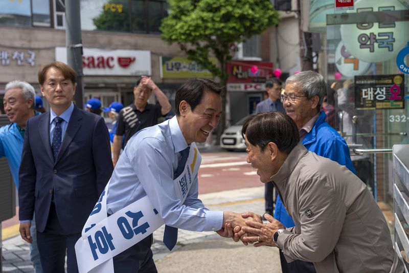 더불어민주당 우상호 강원도지사 후보가 2일 평창 올림픽시장을 찾아 유권자들에게 한 표를 호소하고 있다. 우상호 캠프 제공