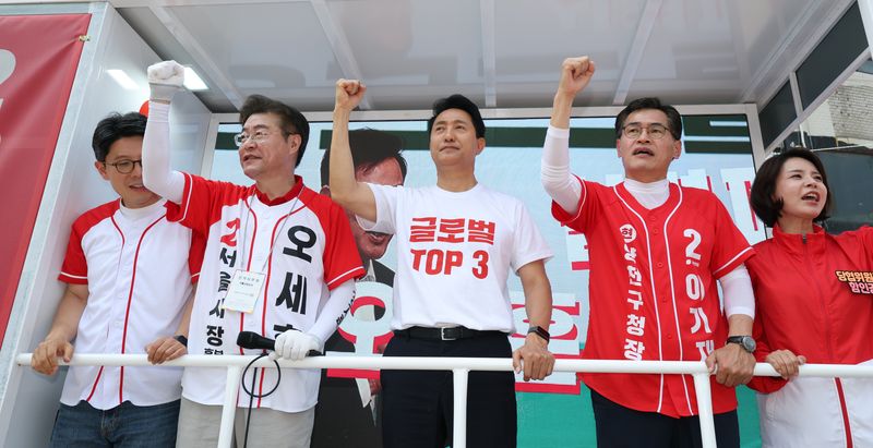 오세훈 국민의힘 서울시장 후보(가운데)가 2일 서울 양천구 신곡시장에서 유권자들을 향해 지지를 호소하고 있다. 뉴스1