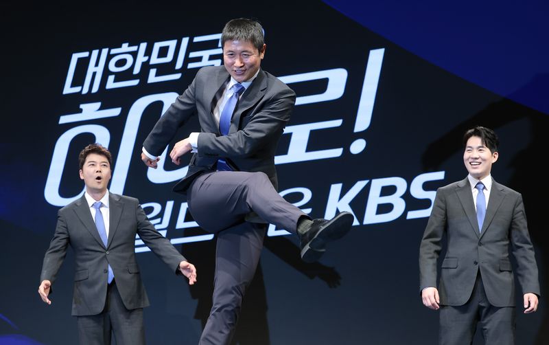 이영표 해설위원(가운데)이 2일 서울 여의도 KBS 아트홀에서 열린 'KBS 2026 FIFA 북중미 월드컵' 제작발표회에 참석해 취재진 골 세리머니를 선보이고 있다. 2026.6.2 ⓒ 뉴스1 권현진 기자 /사진=뉴스1