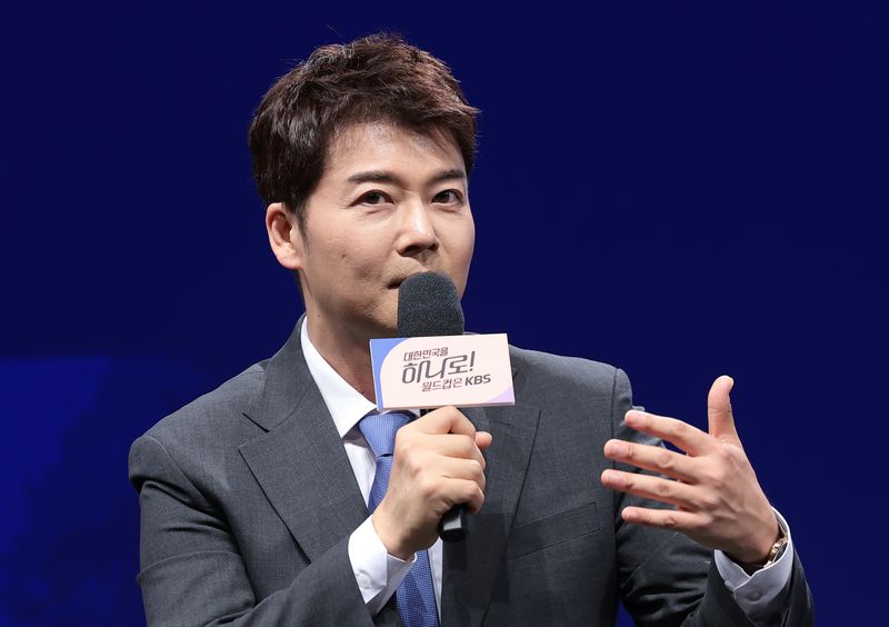 캐스터 전현무가 2일 서울 여의도 KBS 아트홀에서 열린 'KBS 2026 FIFA 북중미 월드컵' 제작발표회에 참석해 취재진 질문에 답하고 있다.뉴스1