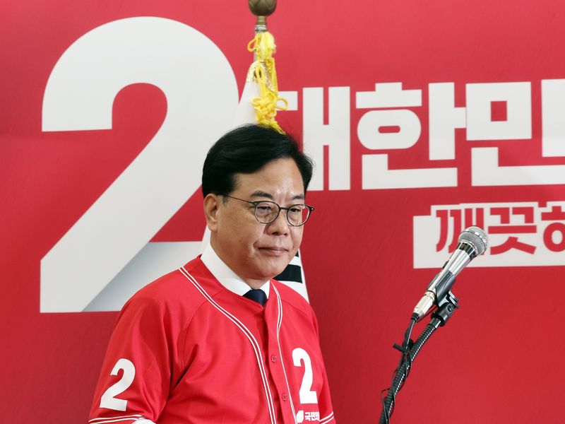 송언석 국민의힘 원내대표가 2일 오전 서울 여의도 국회에서 2030 청년 투표참여 호소문을 발표를 위해 발걸음을 옮기고 있다. 뉴스1