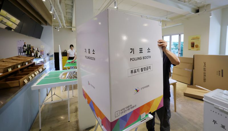제9회 전국동시지방선거를 하루 앞둔 2일 서울 강북구 한 빵집에 마련된 수유3동 제1투표소에서 관계자들이 기표소 등을 설치하고 있다. 뉴시스