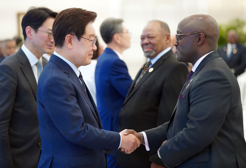 [서울=뉴시스] 최동준 기자 = 이재명 대통령이 2일 청와대에서 2026 한-아프리카 외교장관회의 참석 수석대표들과 인사하고 있다. (청와대통신사진기자단) 2026.06.02. photocdj@newsis.com