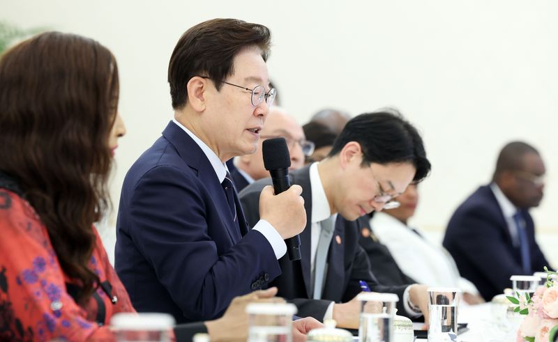 [서울=뉴시스] 최동준 기자 = 이재명 대통령이 2일 청와대에서 2026 한-아프리카 외교장관회의 참석 수석대표들을 접견하며 인사말을 하고 있다. (청와대통신사진기자단) 2026.06.02. photocdj@newsis.com