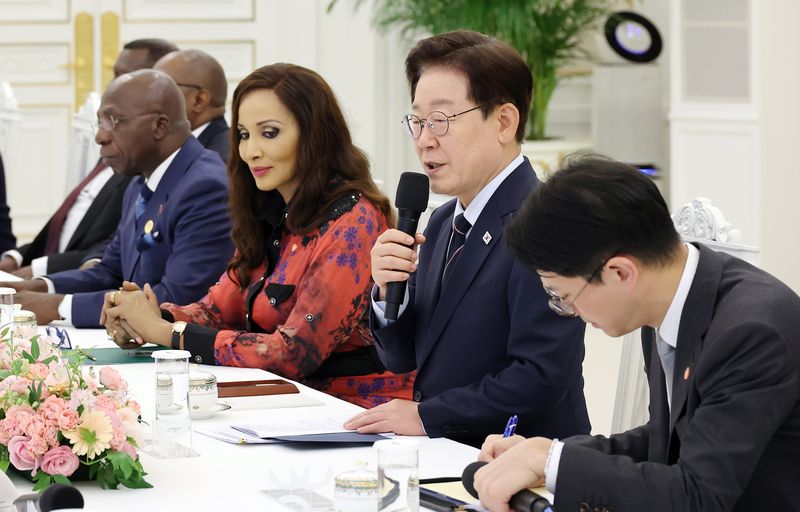 [서울=뉴시스] 최동준 기자 = 이재명 대통령이 2일 청와대에서 2026 한-아프리카 외교장관회의 참석 수석대표들을 접견하며 인사말을 하고 있다. (청와대통신사진기자단) 2026.06.02. photocdj@newsis.com