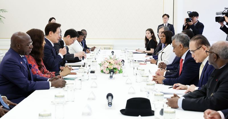 [서울=뉴시스] 최동준 기자 = 이재명 대통령이 2일 청와대에서 2026 한-아프리카 외교장관회의 참석 수석대표들을 접견하며 인사말을 하고 있다. (청와대통신사진기자단) 2026.06.02. photocdj@newsis.com