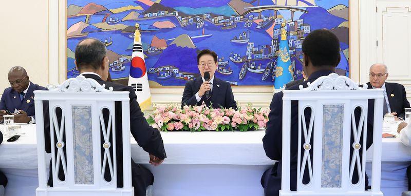 [서울=뉴시스] 최동준 기자 = 이재명 대통령이 2일 청와대에서 2026 한-아프리카 외교장관회의 참석 수석대표들을 접견하며 인사말을 하고 있다. (청와대통신사진기자단) 2026.06.02. photocdj@newsis.com