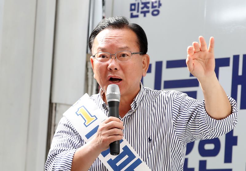 김부겸 더불어민주당 대구시장 후보가 지난 1일 대구 북구 팔달신시장에서 지지를 호소하고 있다. 뉴스1