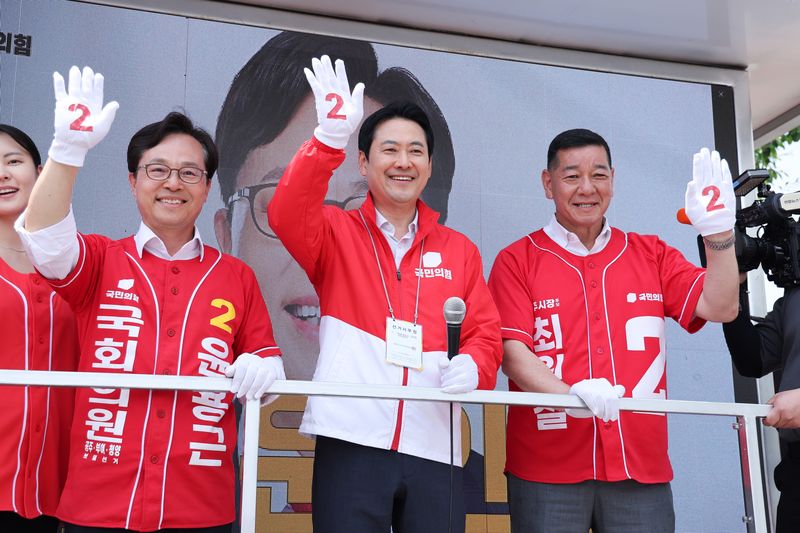 장동혁 국민의힘 대표가 2일 충남 공주시 일대를 유세차로 이동하며 시민들에게 윤용근 공주시부여군청양군 국회의원 후보, 최원철 공주시장 후보 지지를 호소하고 있다. 뉴스1