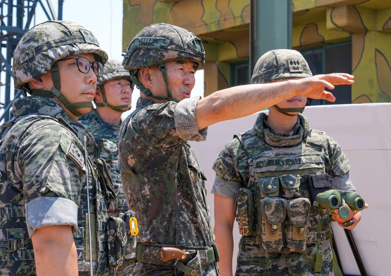 진영승 합참의장이 2일 해병대 2사단을 방문해 경계작전태세를 점검하고 있다. 합동참모본부 제공
