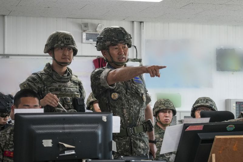 진영승 합참의장이 2일 해병대 2사단을 방문해 경계작전태세를 점검하고 있다. 합동참모본부 제공