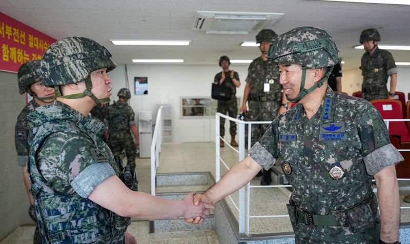 진영승 합참의장이 2일 해병대 2사단을 방문해 장병과 악수를 하며 격려하고 있다. 합동참모본부 제공