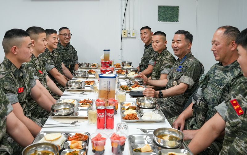 진영승 합참의장이 2일 해병대 2사단을 방문해 장병들과 함께 식사하며 격려하고 있다. 합동참모본부 제공
