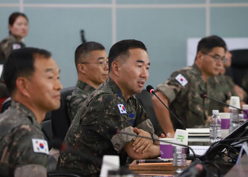 진영승 합참의장이 2일 육군 수도군단을 방문해 군사대비태세를 점검하고 있다. 합동참모본부 제공
